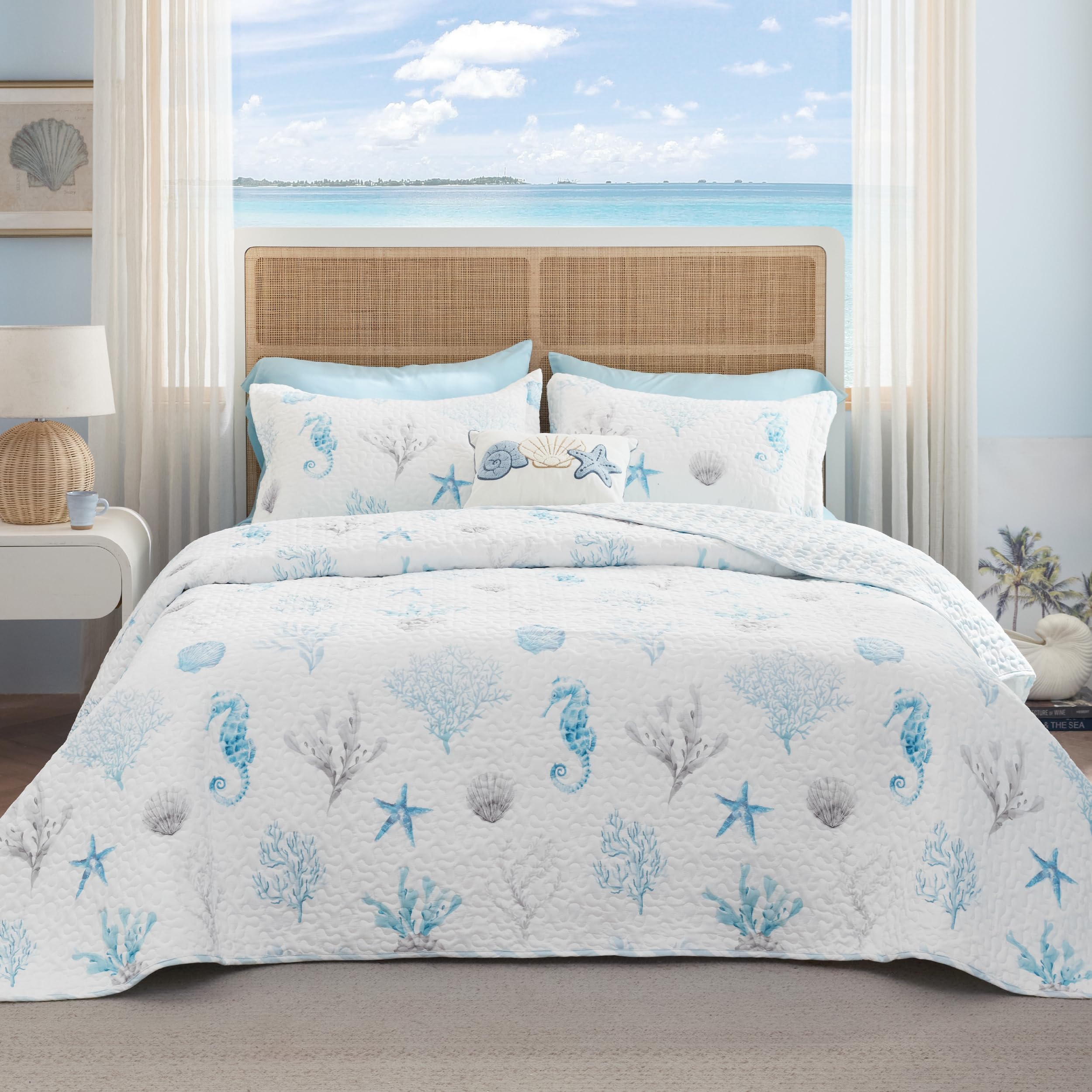 Bedsure Christmas Quilt Queen Size - Red Quilts for Queen Size Bed, Multicolor Patchwork Printed Pattern Christmas Bedding, Soft Lightweight Coverlet Bedspread (90"x96")